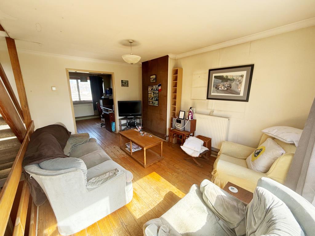 Lot: 162 - END-TERRACE HOUSE FOR IMPROVEMENT - Living room